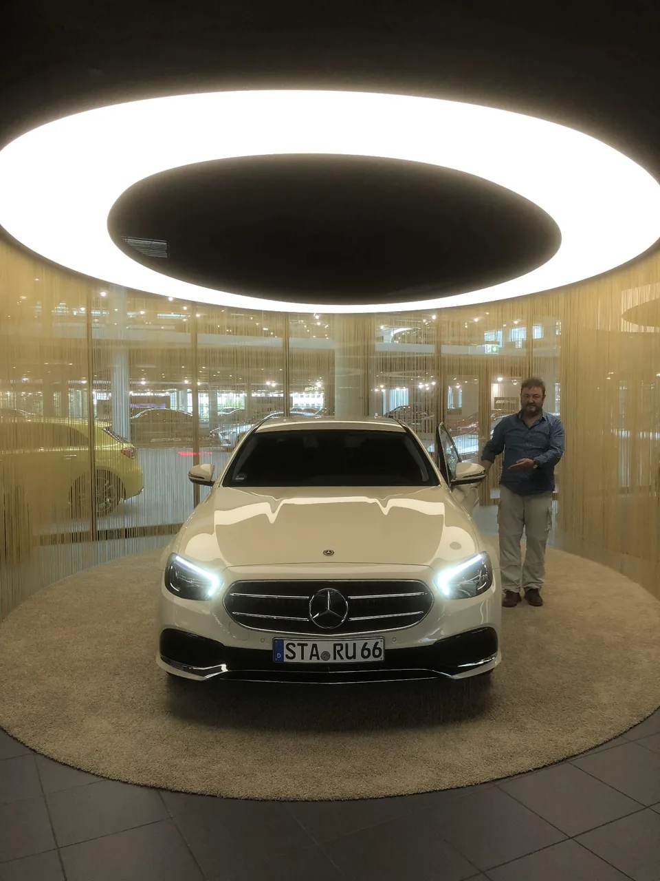 Ruhi Efendiev neben seinem weißen Mercedes-Benz Taxi