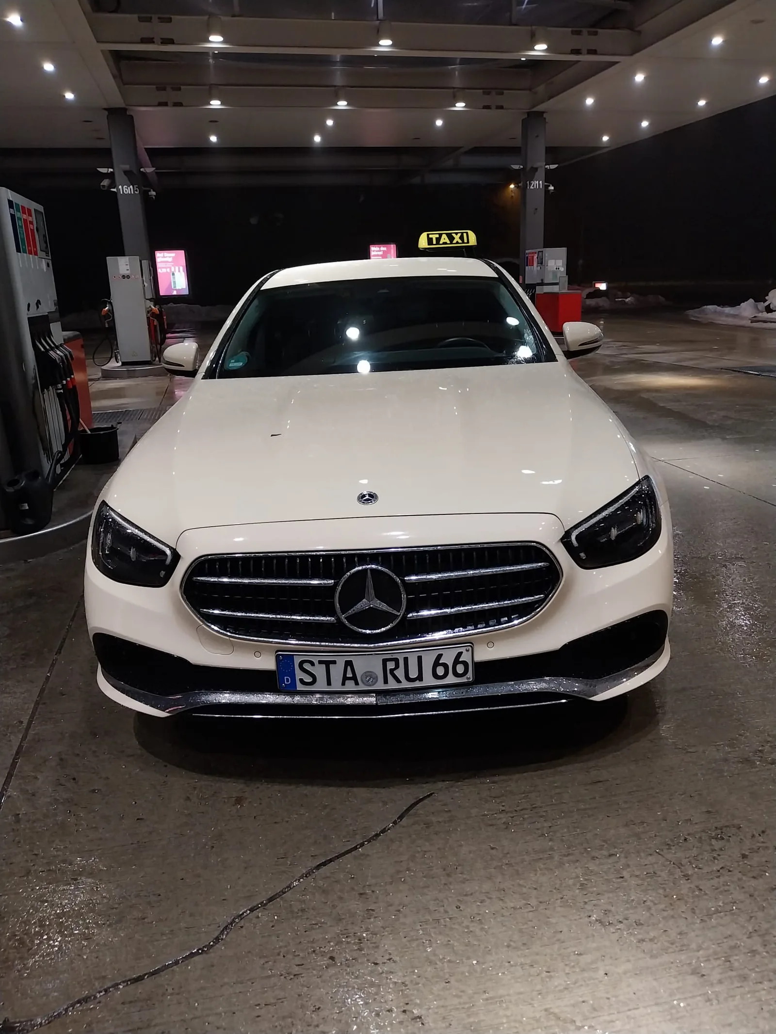 Weißer Mercedes-Benz E-Klasse von Taxi Ruya mit beleuchtetem Taxischild